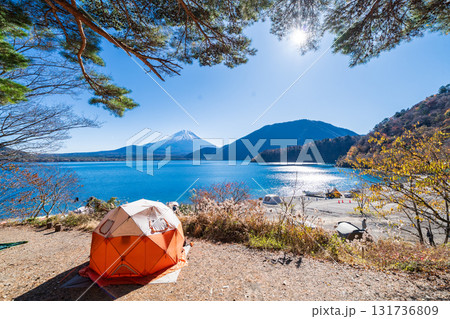 「山梨県」本栖湖畔のキャンプ場の風景 「山梨県」本栖湖畔のキャンプ場の風景 131736809