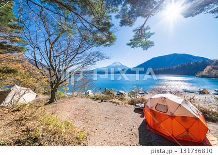 「山梨県」本栖湖畔のキャンプ場の風景 131736810