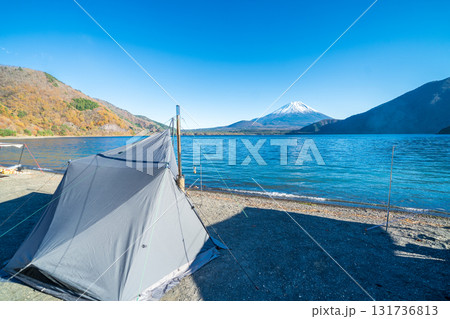 「山梨県」本栖湖畔のキャンプ場の風景 131736813