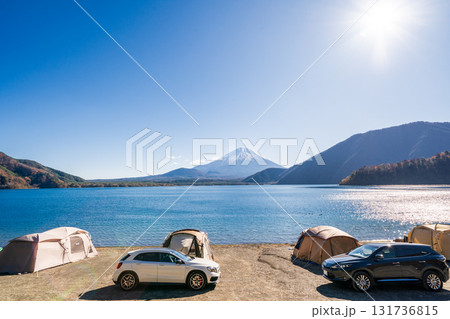 「山梨県」本栖湖畔のキャンプ場の風景 131736815