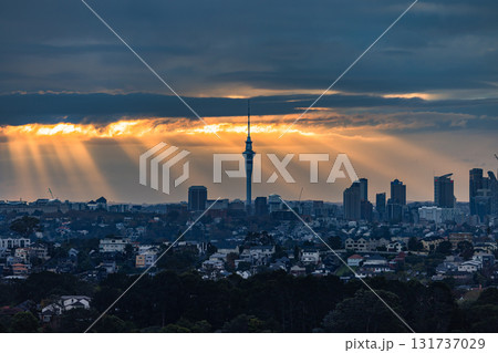 ニュージーランド　オークランドのマウント・ウェリントンから見えるスカイタワーと夕焼け空にかかる光芒 131737029