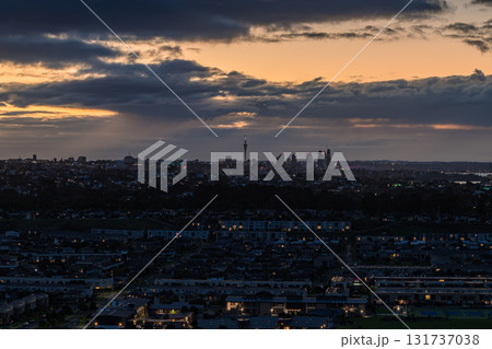 ニュージーランド　オークランドのマウント・ウェリントンから見えるスカイタワーと夕焼け空 131737038