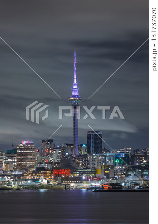 ニュージーランド オークランドの対岸から眺める市街地の夜景とライトアップされたスカイタワー ニュージーランド オークランドの対岸から眺める市街地の夜景とライトアップされたスカイタワー 131737070