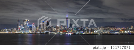 ニュージーランド オークランドの対岸から眺める市街地の夜景とライトアップされたスカイタワー ニュージーランド オークランドの対岸から眺める市街地の夜景とライトアップされたスカイタワー 131737071