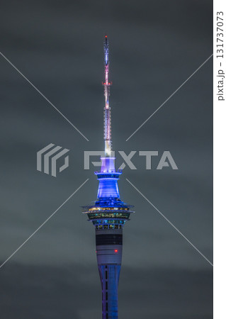 ニュージーランド オークランドの夜になってライトアップされたスカイタワー ニュージーランド オークランドの夜になってライトアップされたスカイタワー 131737073