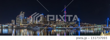 ニュージーランド オークランドのバイアダクトから見えるスカイタワーとヨットーハーバーの夜景 ニュージーランド オークランドのバイアダクトから見えるスカイタワーとヨットーハーバーの夜景 131737093