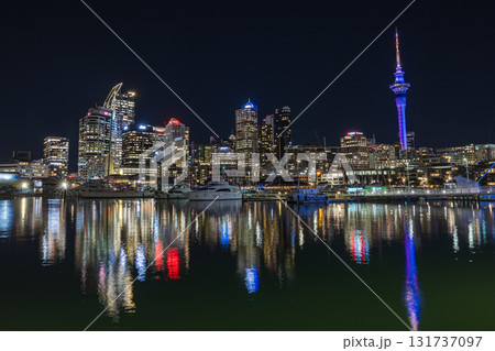 ニュージーランド オークランドのバイアダクトから見えるスカイタワーとヨットーハーバーの夜景 ニュージーランド オークランドのバイアダクトから見えるスカイタワーとヨットーハーバーの夜景 131737097