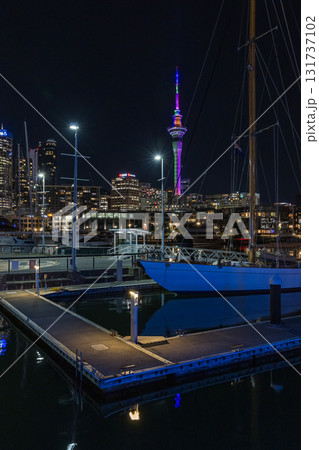 ニュージーランド　オークランドのバイアダクトから見えるスカイタワーとヨットーハーバーの夜景 131737102