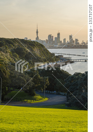 ニュージーランド オークランドのバスション・ポイントから眺めるスカイタワーと港の風景と夕焼け空 ニュージーランド オークランドのバスション・ポイントから眺めるスカイタワーと港の風景と夕焼け空 131737107