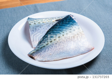 ごま鯖の切り身 131737203