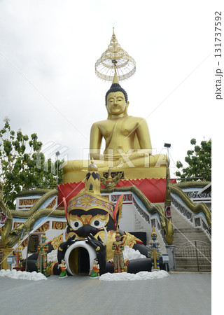 The world's largest outdoor Luang Pho Sothon statue is enshrined at Wat Nong Yai.The lap width is 10 meters and the height is 14 meters. It is located behind the chapel. 131737592