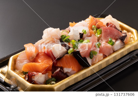 海鮮　刺身ミックス盛り（まぐろ　キハダマグロ　サーモン　たこ） 131737606