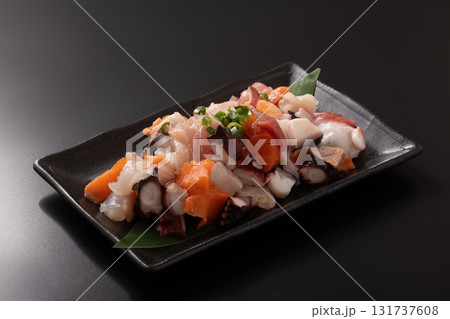 海鮮　刺身ミックス盛り（まぐろ　キハダマグロ　サーモン　たこ） 131737608