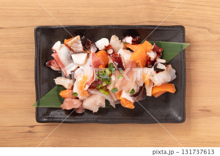 海鮮　刺身ミックス盛り（まぐろ　キハダマグロ　サーモン　たこ） 131737613