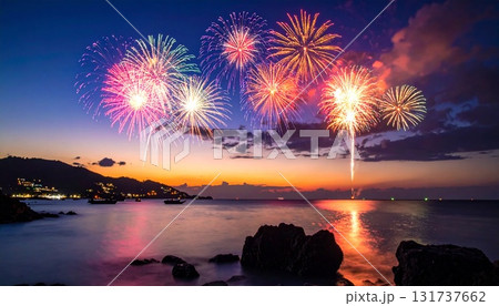 海岸に打ち上げ花火が見える風景 131737662