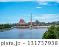 運河から見たモスク 131737938