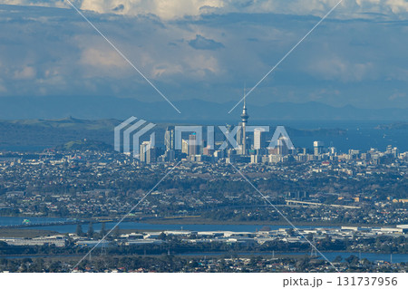 ニュージーランド　パーキンソン・ルックアウトから見えるオークランド市街地とスカイタワー 131737956