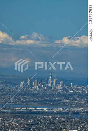 ニュージーランド　パーキンソン・ルックアウトから見えるオークランド市街地とスカイタワー 131737958