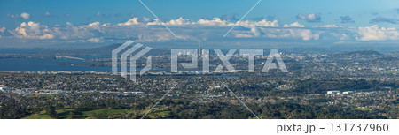 ニュージーランド　パーキンソン・ルックアウトから見えるオークランド市街地とハウラキ湾とランギトト島 131737960