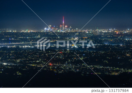 ニュージーランド　パーキンソン・ルックアウトから見えるオークランドの市街地の夜景とスカイタワー 131737984