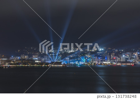 ニュージーランド　ウェリントンのオリエンタル・ベイから見えるライトアップされたウェリントン港の夜景 131738248