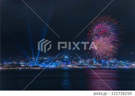 ニュージーランド ウェリントンのオリエンタル・ベイからの新年を祝う花火とライトアップされた港の夜景 ニュージーランド ウェリントンのオリエンタル・ベイからの新年を祝う花火とライトアップされた港の夜景 131738250