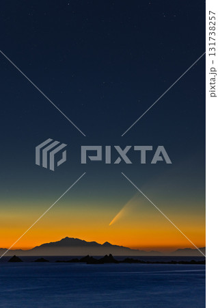 ニュージーランド　ウェリントンのプリンセス・ベイから見える夕焼け空を流れるアトラス彗星 131738257