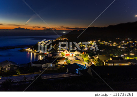 ニュージーランド　ウェリントンのアイランド・ベイから見える夕焼け空を流れるアトラス彗星 131738261