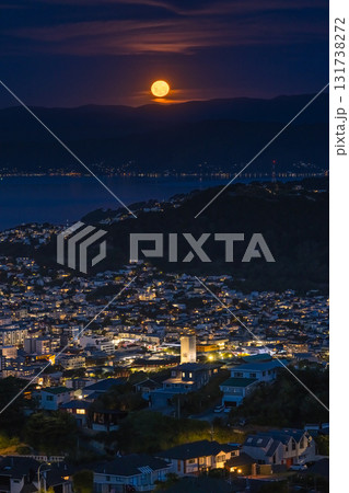 ニュージーランド ウェリントンのブルックリン・アーミーバンカーの丘から見える夜景と満月 ニュージーランド ウェリントンのブルックリン・アーミーバンカーの丘から見える夜景と満月 131738272