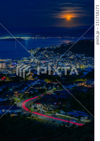 ニュージーランド ウェリントンのブルックリン・アーミーバンカーの丘から見える夜景と満月 ニュージーランド ウェリントンのブルックリン・アーミーバンカーの丘から見える夜景と満月 131738273