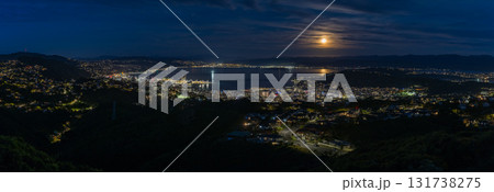 ニュージーランド ウェリントンのブルックリン・アーミーバンカーの丘から見える夜景と満月 ニュージーランド ウェリントンのブルックリン・アーミーバンカーの丘から見える夜景と満月 131738275