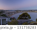 ニュージーランド　ウェリントンの丘から見える夕暮れ時の空港とライラル・ベイのビーチ 131738283