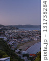 ニュージーランド　ウェリントンの丘から見える夕暮れ時の空港とライラル・ベイのビーチ 131738284
