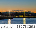 ニュージーランド　オークランドのバイアダクトから見えるバーバー・ブリッジと夕焼け空 131738292