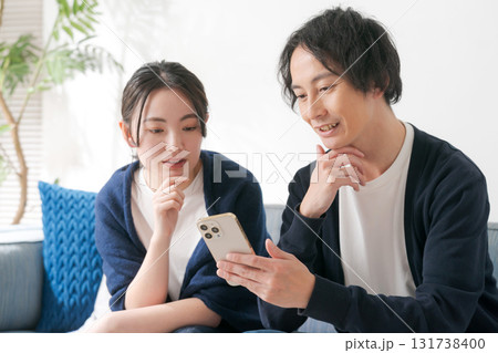 スマホを見る20代男女 131738400