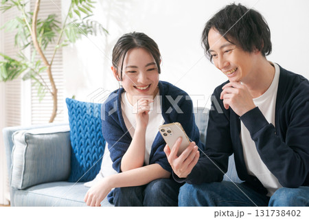 スマホを見る20代男女 スマホを見る20代男女 131738402