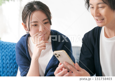 スマホを見る20代男女 131738403