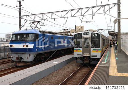 八丁畷駅にて貨物列車と並ぶ南武支線E127系(神奈川県川崎市) 八丁畷駅にて貨物列車と並ぶ南武支線E127系(神奈川県川崎市) 131738423