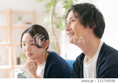 スマホを見る20代男女 スマホを見る20代男女 131738598