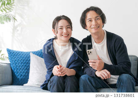 スマホを見る20代男女 131738601