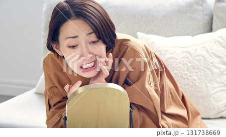 歯や歯茎の確認 口内炎 女性イメージ 歯や歯茎の確認 口内炎 女性イメージ 131738669