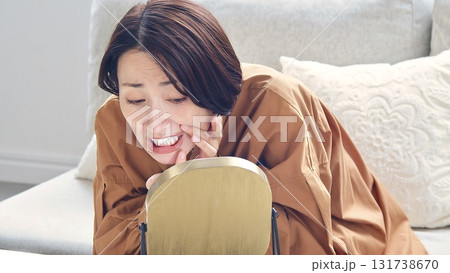 歯や歯茎の確認 口内炎 女性イメージ 131738670