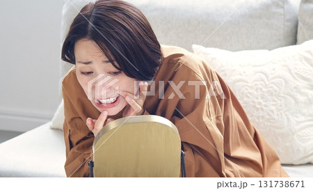 歯や歯茎の確認 口内炎 女性イメージ 歯や歯茎の確認 口内炎 女性イメージ 131738671