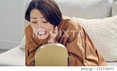 歯や歯茎の確認 口内炎 女性イメージ 歯や歯茎の確認 口内炎 女性イメージ 131738673