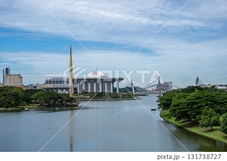 運河の先にある鉄のモスク 131738727