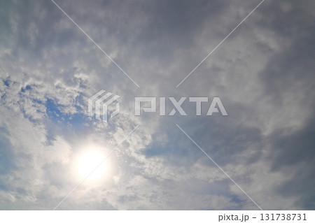 雲の多い空 太陽 空のみ 雲の多い空 太陽 空のみ 131738731