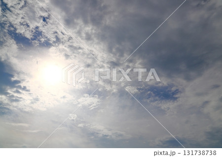 雲の多い空 太陽 空のみ 雲の多い空 太陽 空のみ 131738738