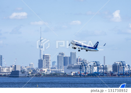 羽田空港の風景　離陸中の飛行機と東京スカイツリー　東京都大田区 131738932