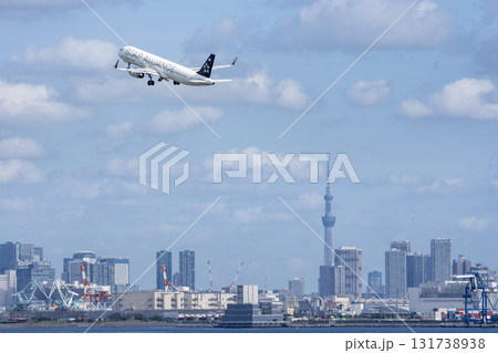 羽田空港の風景 離陸中の飛行機と東京スカイツリー 東京都大田区 羽田空港の風景 離陸中の飛行機と東京スカイツリー 東京都大田区 131738938
