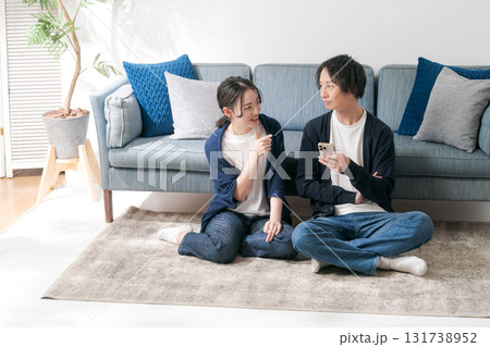 自宅でくつろぐ若い男女 自宅でくつろぐ若い男女 131738952